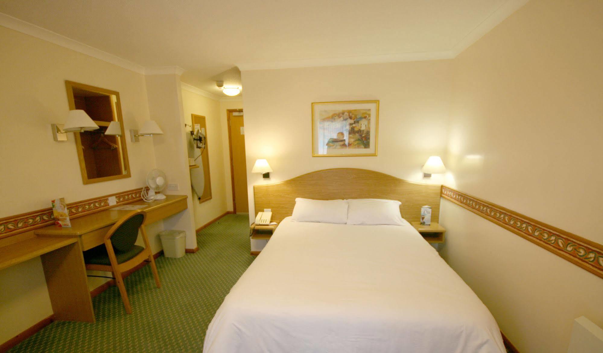 Days Inn By Wyndham Donington Castle Donington Εξωτερικό φωτογραφία